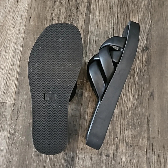 Black sandals with memory foam. NWOT - Picture 4 of 5